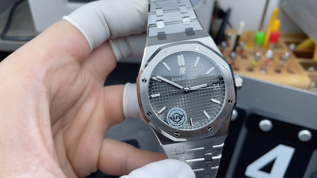 Audemars Piguet 15500 Grey – 41 mm Rose Steel Royal Oak with Cal.4302 Automatic Movement